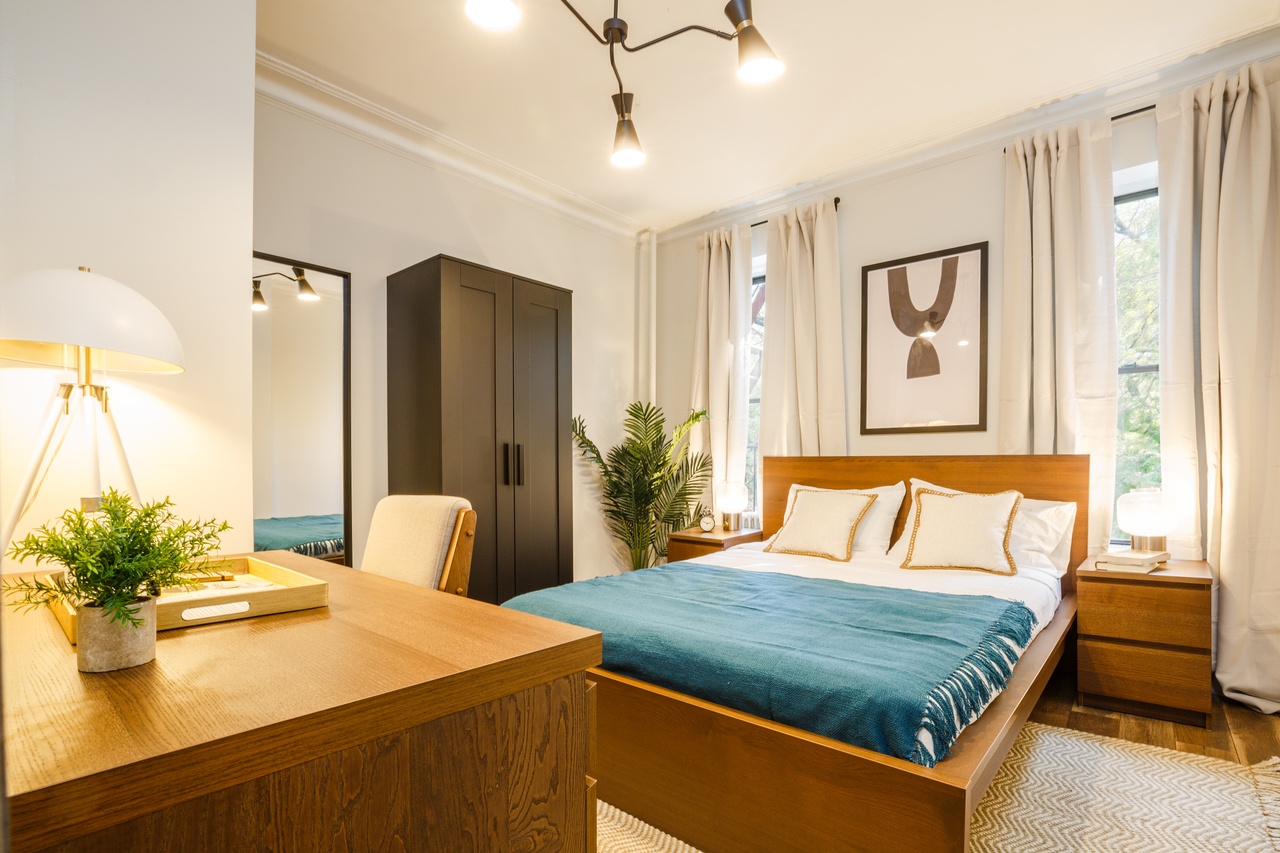 #215: Hell's Kitchen - Queen Bedroom C - 9