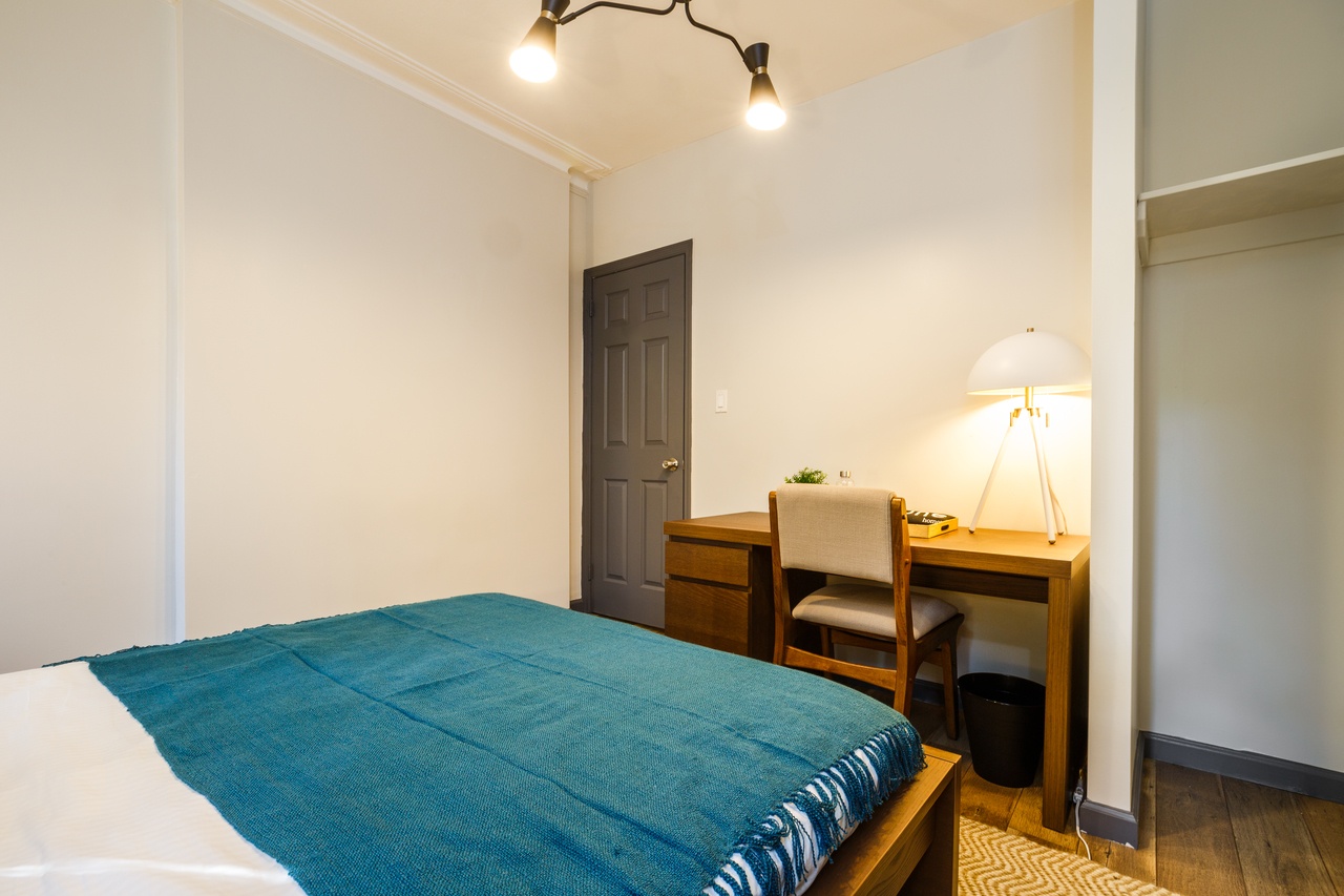 #215: Hell's Kitchen - Queen Bedroom C - #215: Hell's Kitchen - Gallery - 8