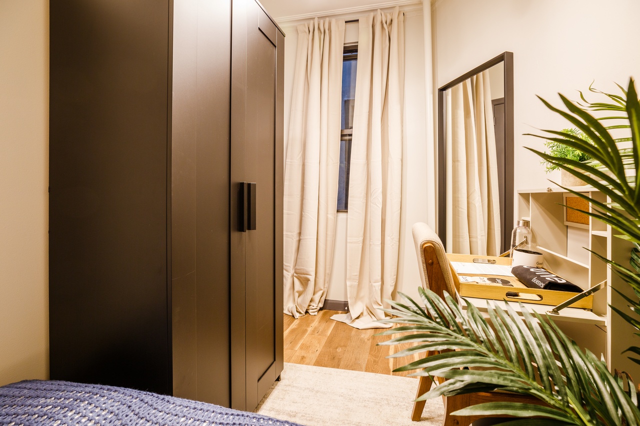 #215: Hell's Kitchen - Twin Bedroom B - 8