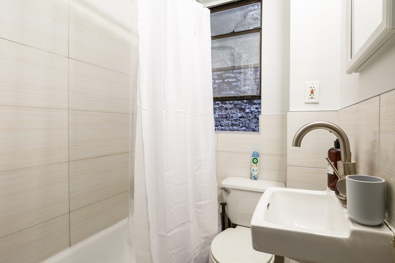 #215: Hell's Kitchen - Twin Bedroom B - #215: Hell's Kitchen - Gallery - 2