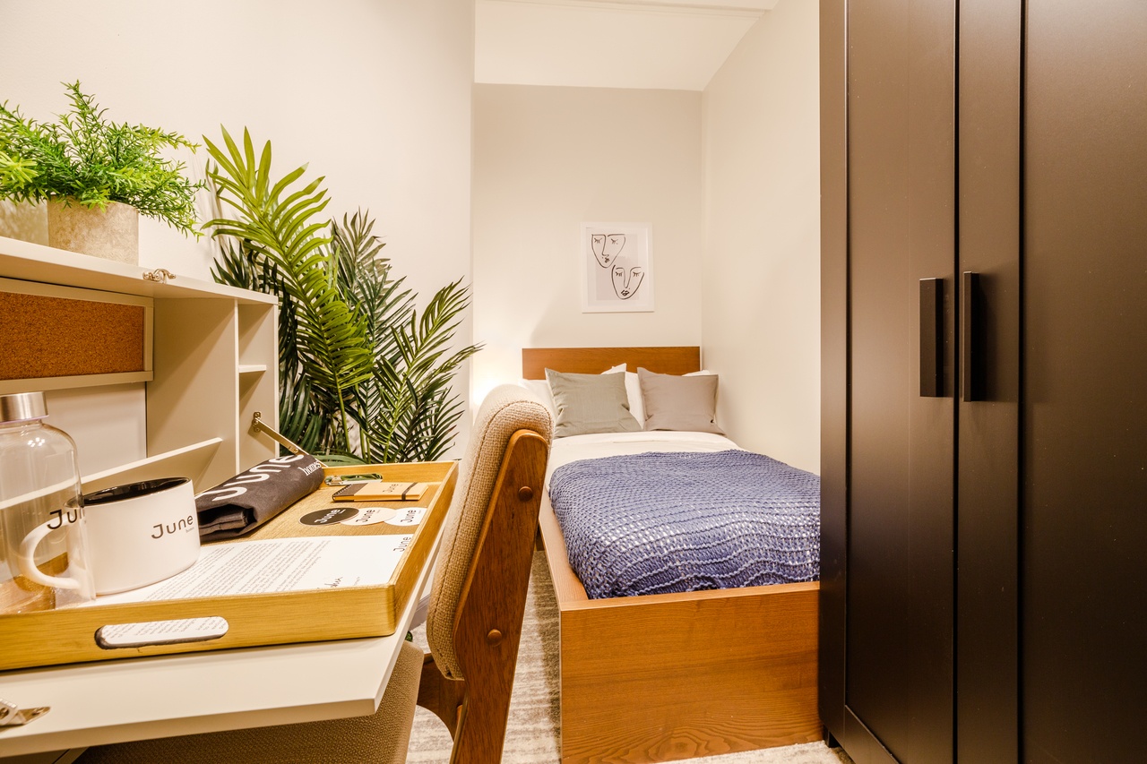 #215: Hell's Kitchen - Twin Bedroom B - 9