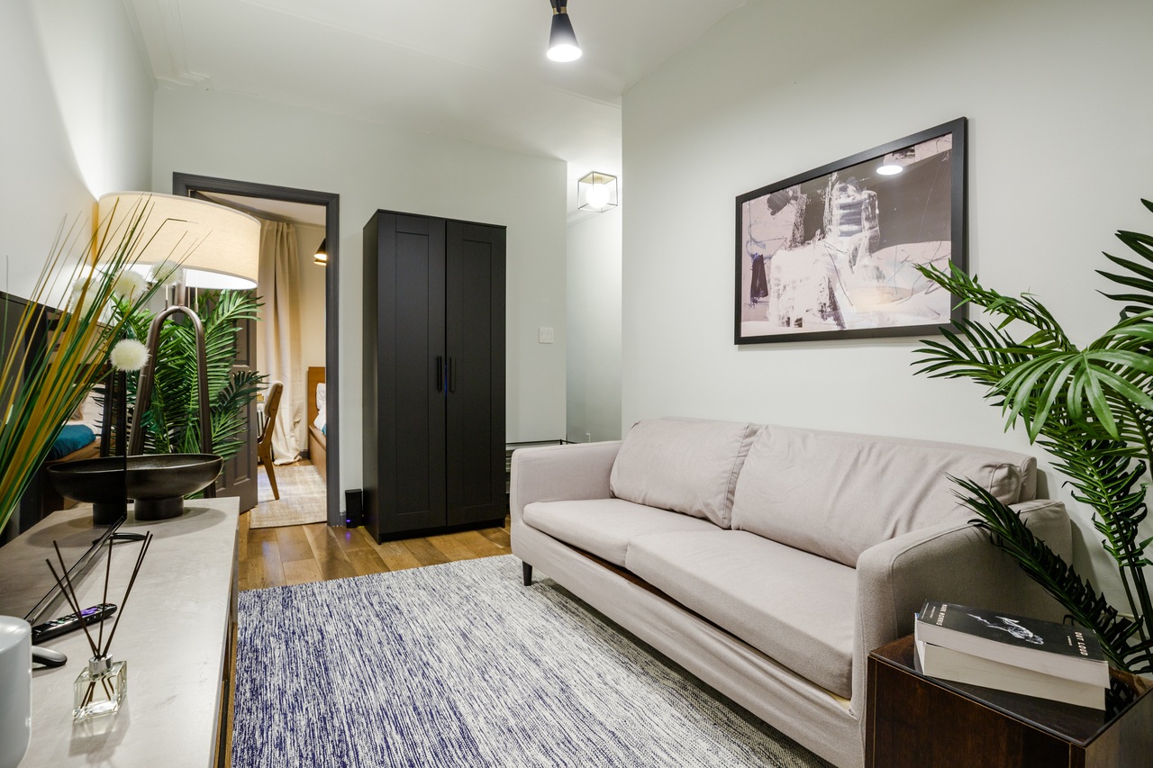 #215: Hell's Kitchen - Twin Bedroom B - 5