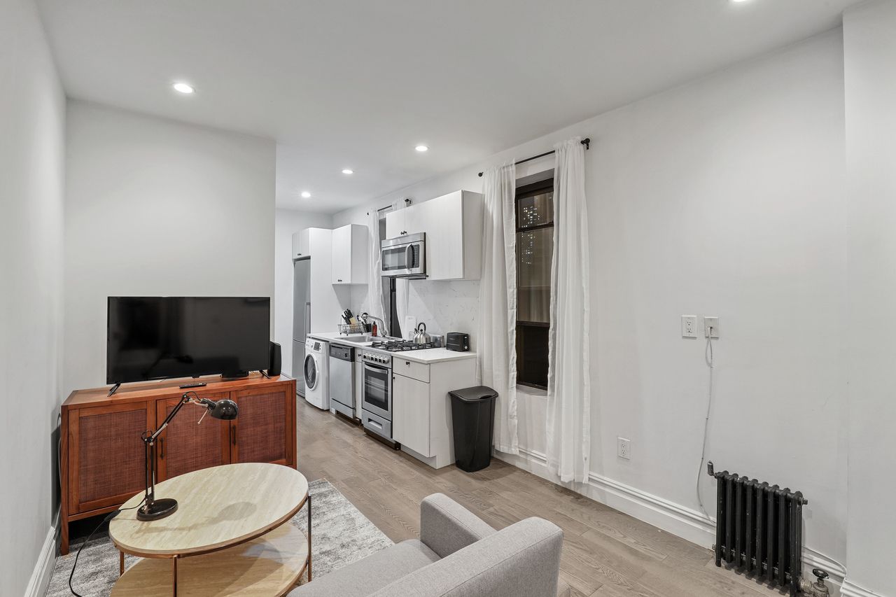 #708: Columbus Circle - Full Bedroom B - 9