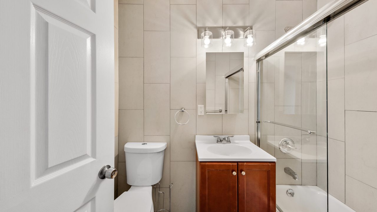 #581: East Harlem - Queen Bedroom A - #581: East Harlem - Gallery - 4