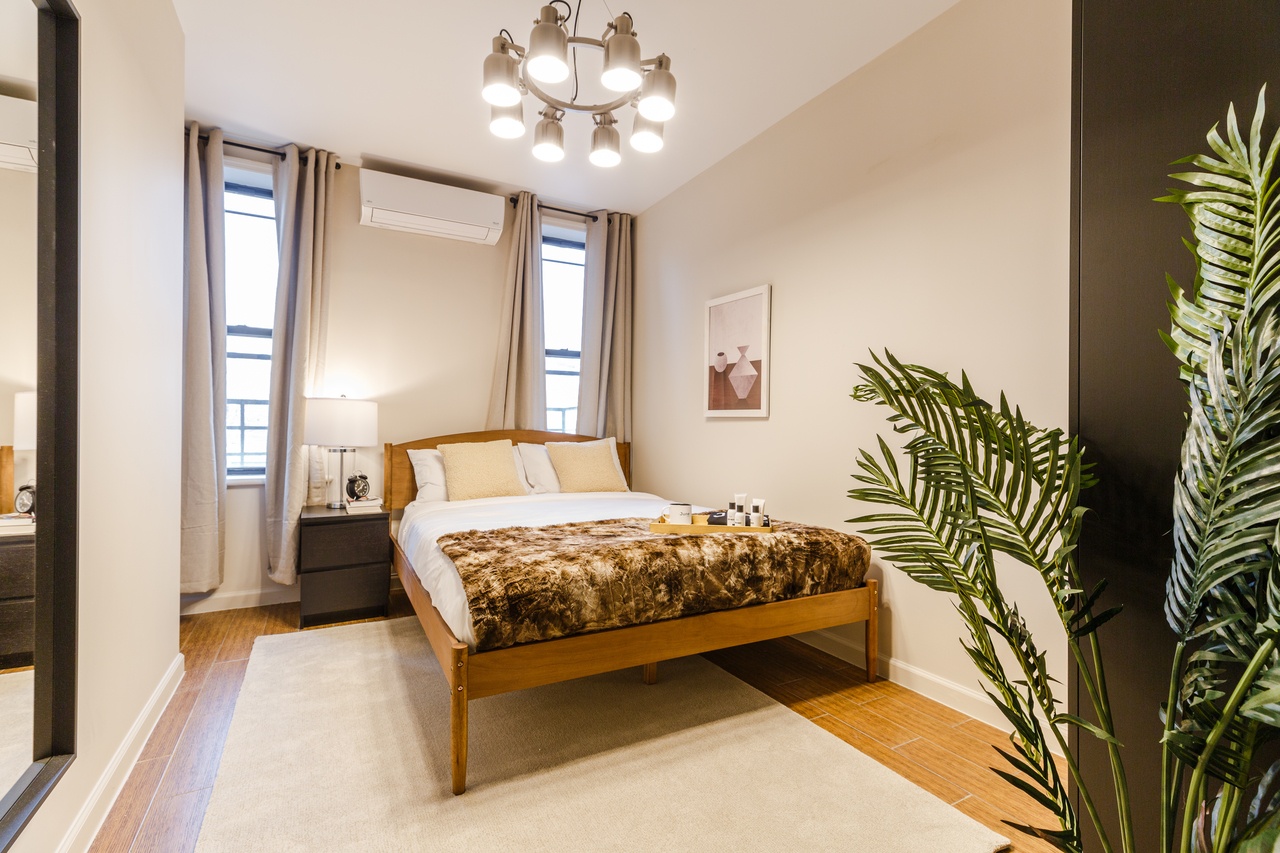  #263: Chinatown - Queen Bedroom B  -  #263: Chinatown  - Gallery -  9