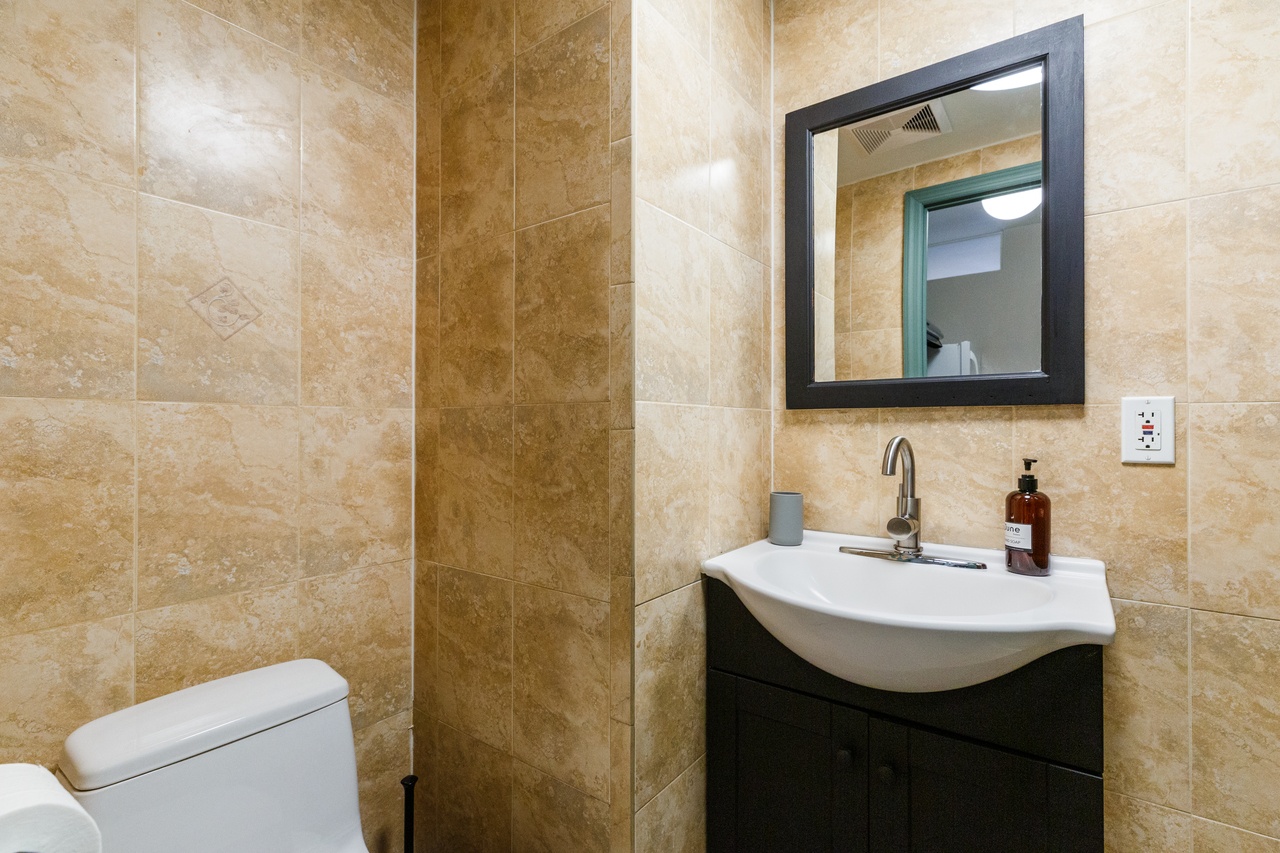  #263: Chinatown - Queen Bedroom B  -  #263: Chinatown  - Gallery -  4