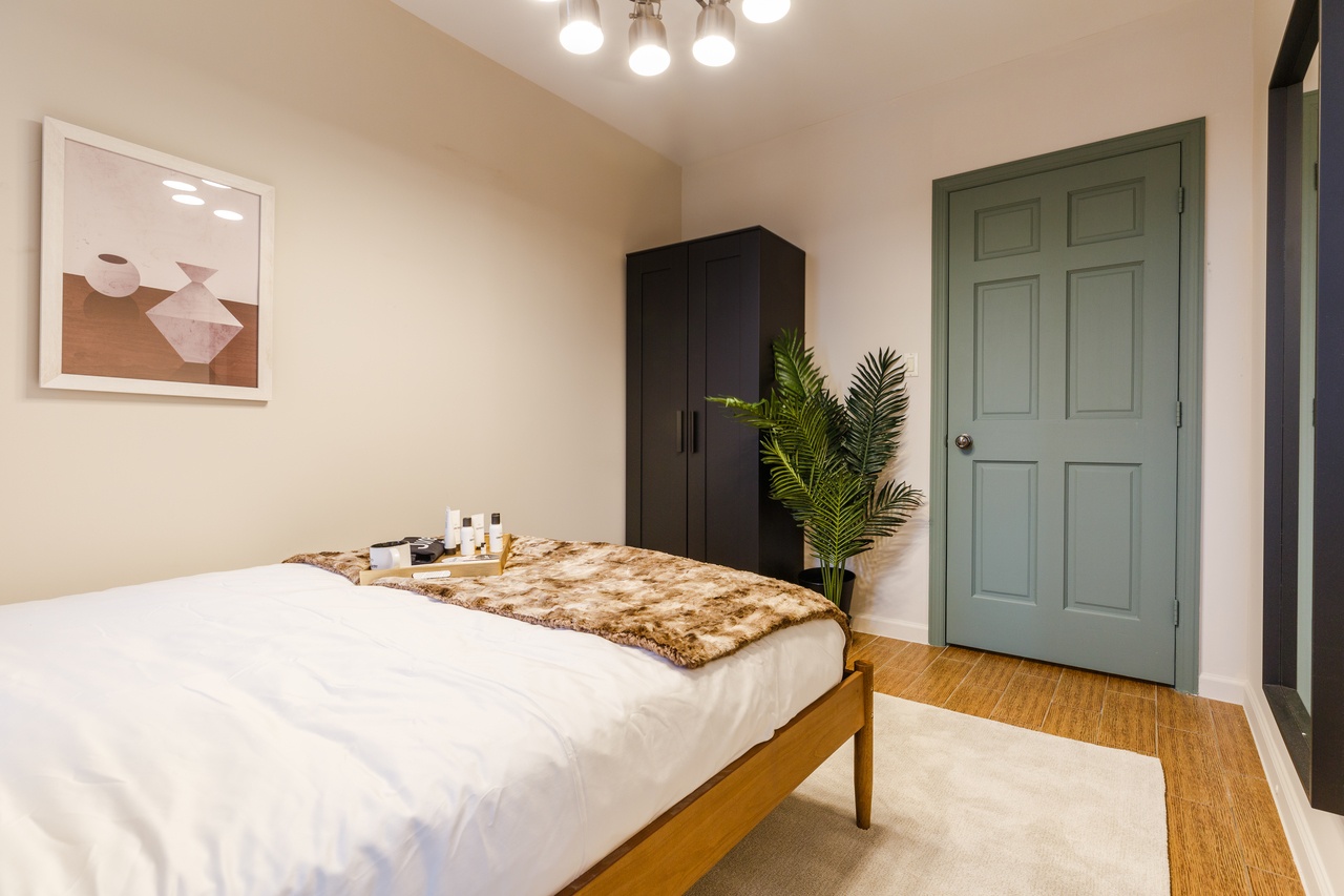  #263: Chinatown - Queen Bedroom B  -  #263: Chinatown  - Gallery -  8