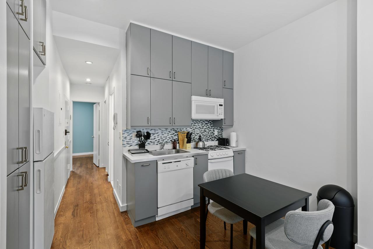 #542: Upper East Side - Full Bedroom C - 6