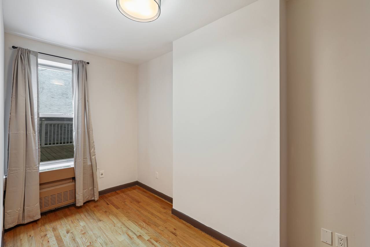  #543: Upper East Side - Twin Bedroom B  -  #543: Upper East Side  - Gallery -  4