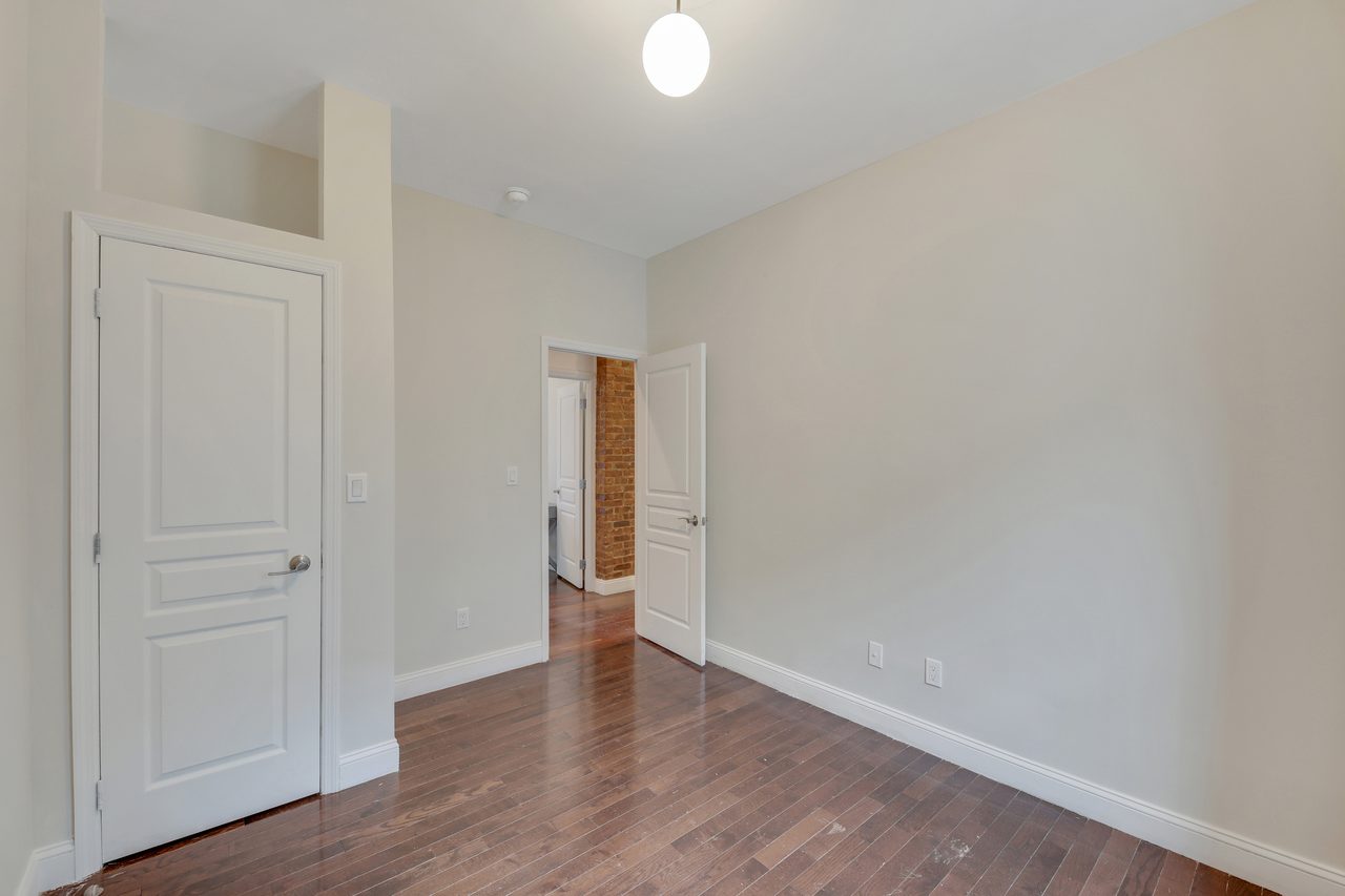 #887: West Harlem - Queen Bedroom C - 3