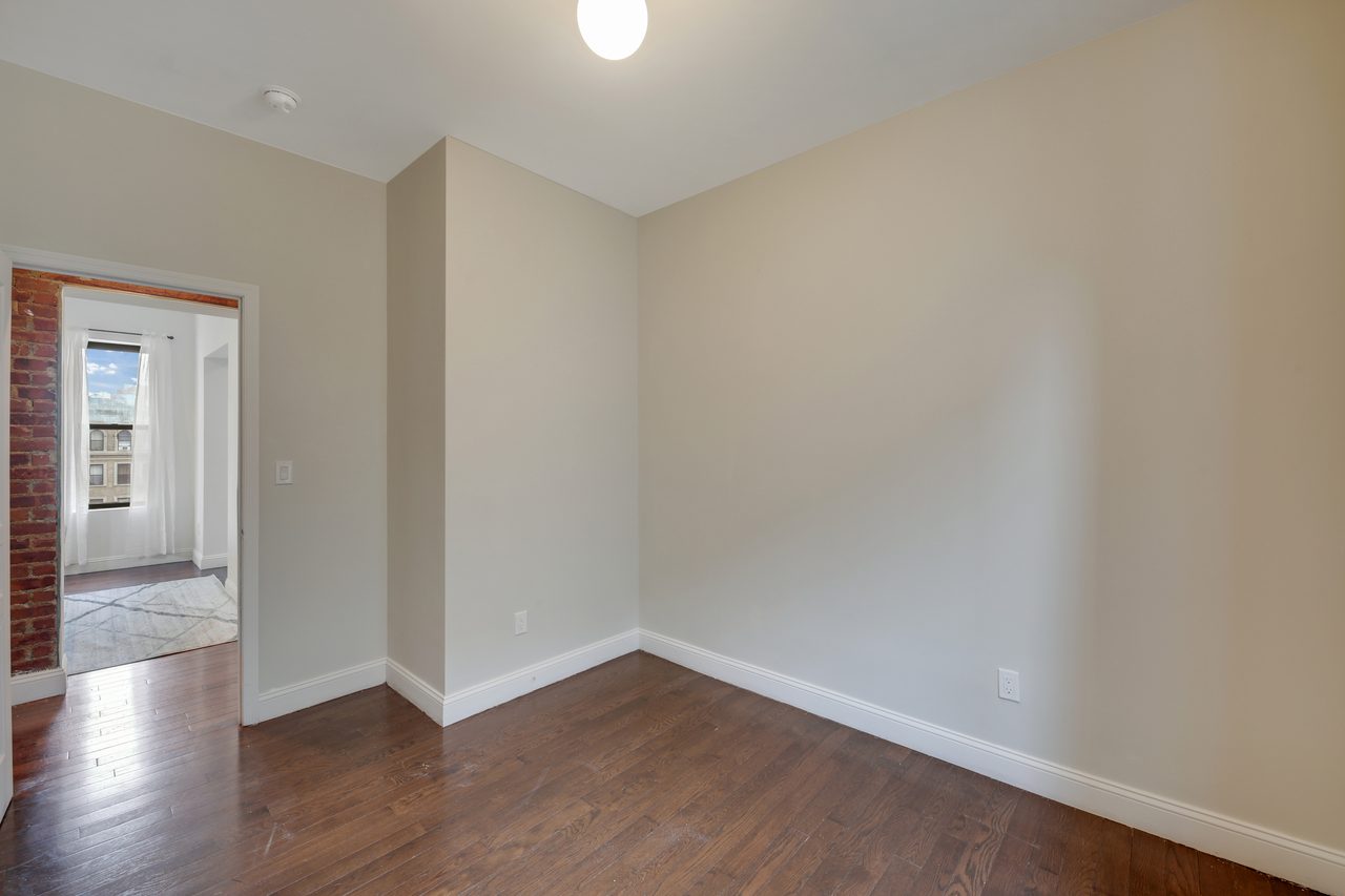 #887: West Harlem - Queen Bedroom B - 4