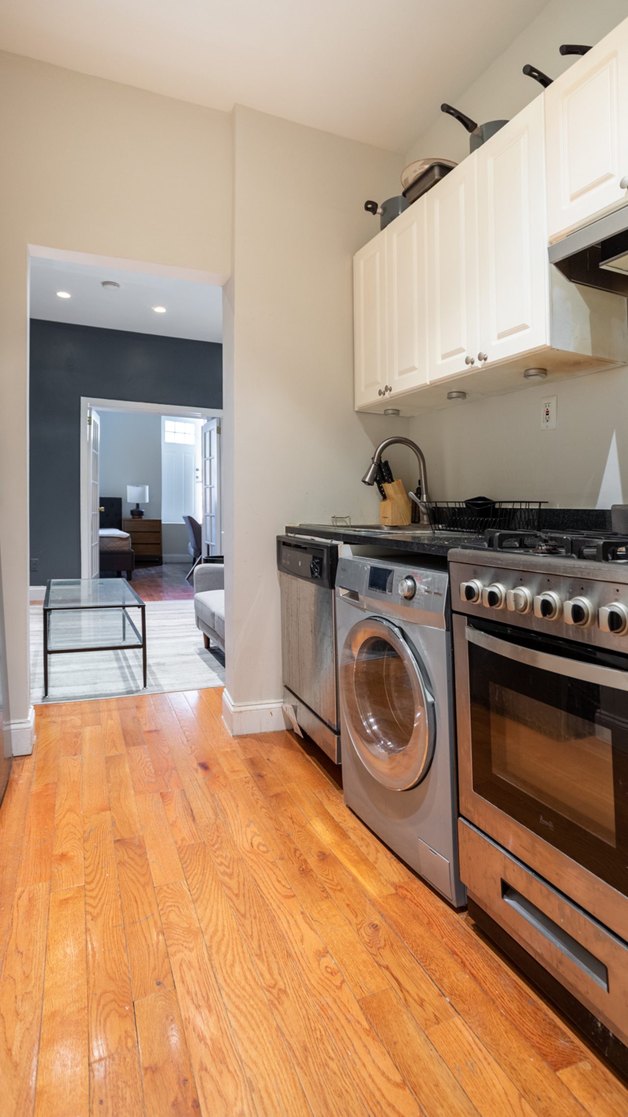 #563: East Village - 1 Bedroom (Queen) - 16