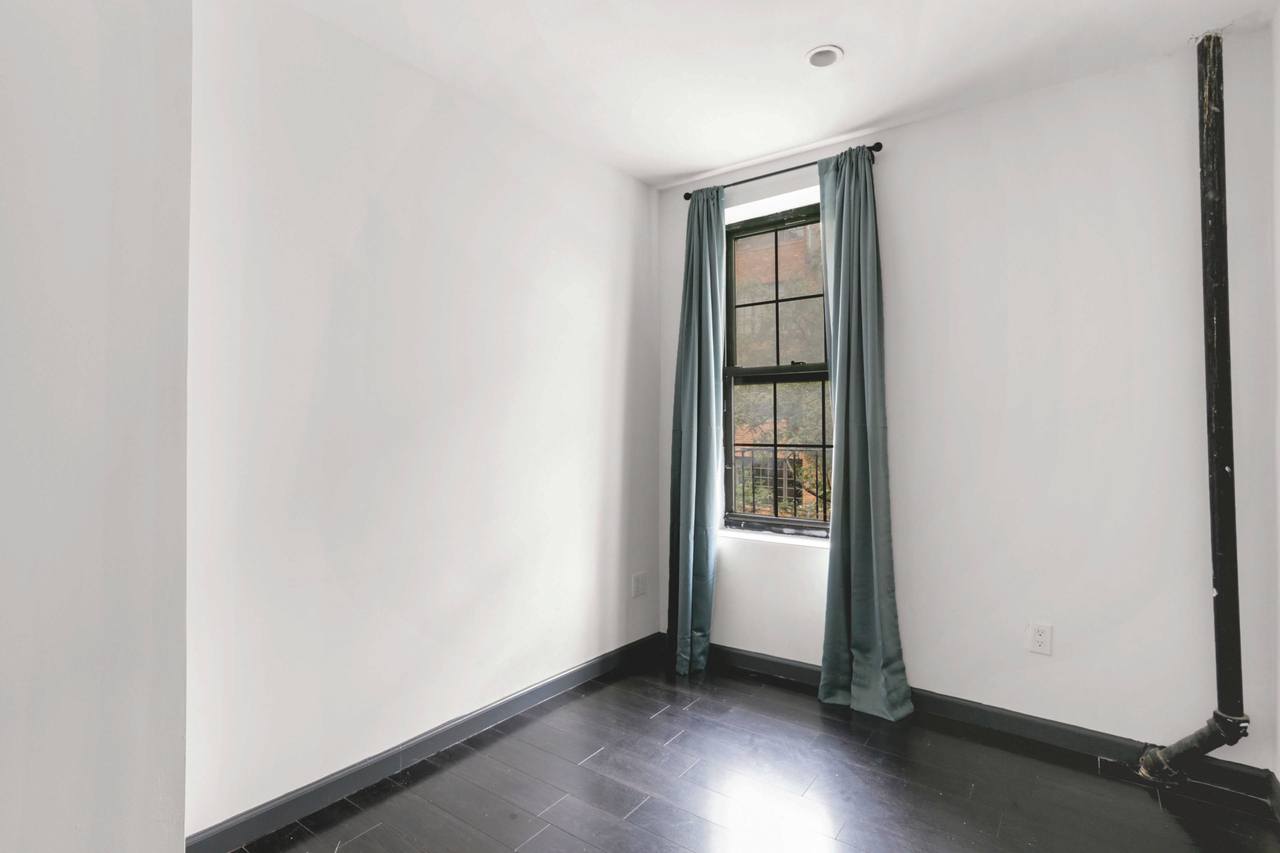 #561: East Village - Full Bedroom A - 4