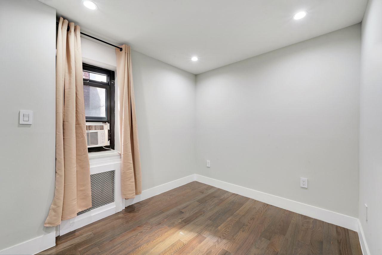 #729: East Village - Queen Bedroom B - 10
