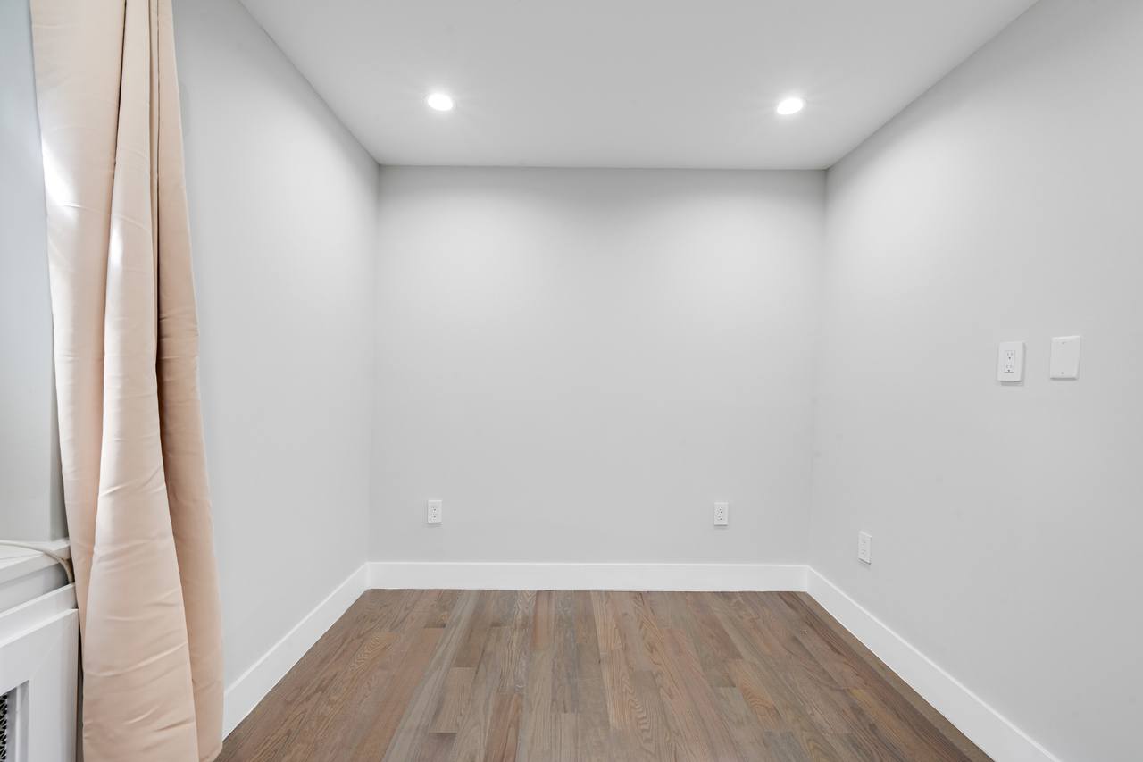 #729: East Village - Queen Bedroom B - 13