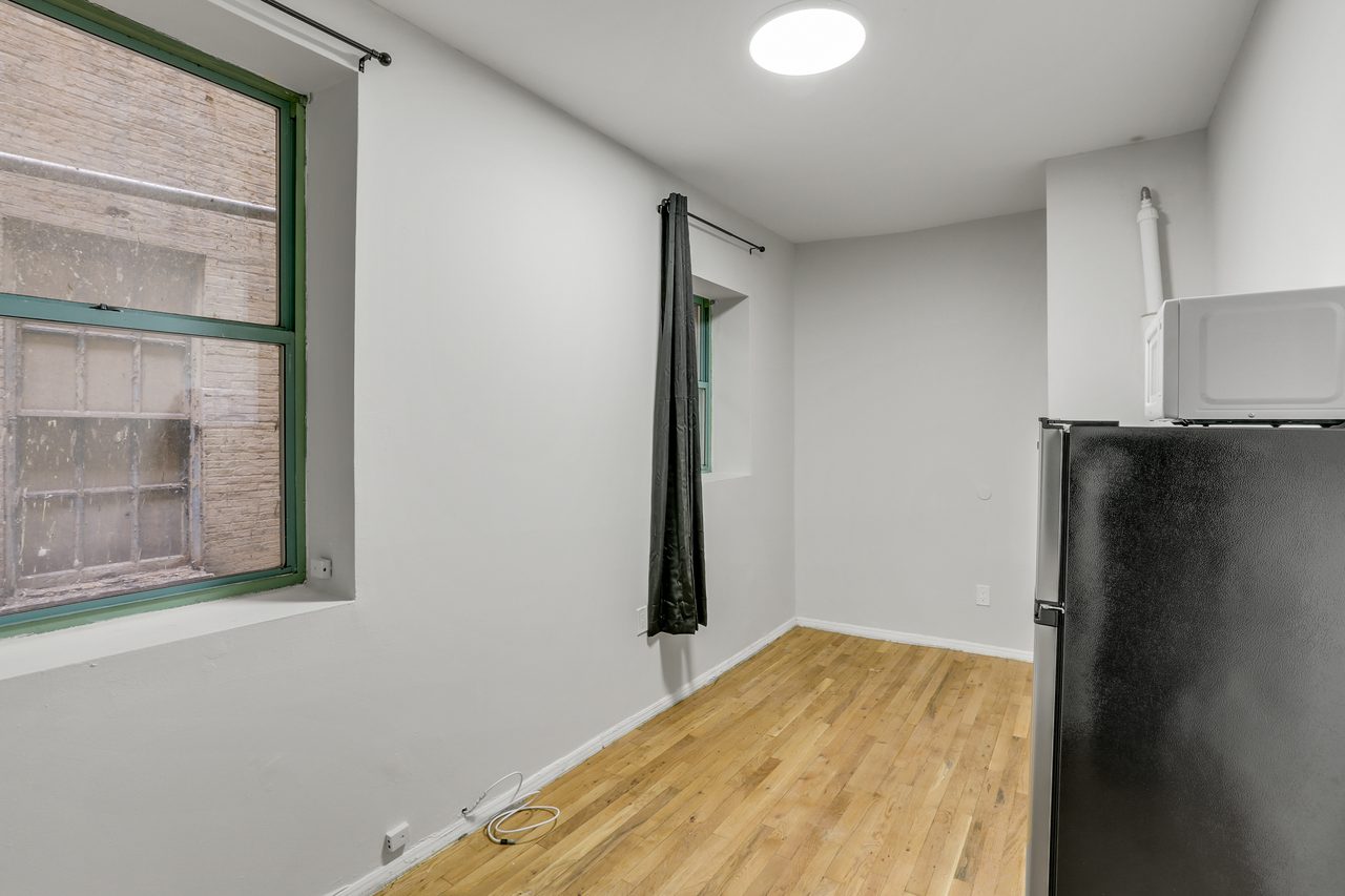 #906: Lincoln Square - Studio (Twin) - 1