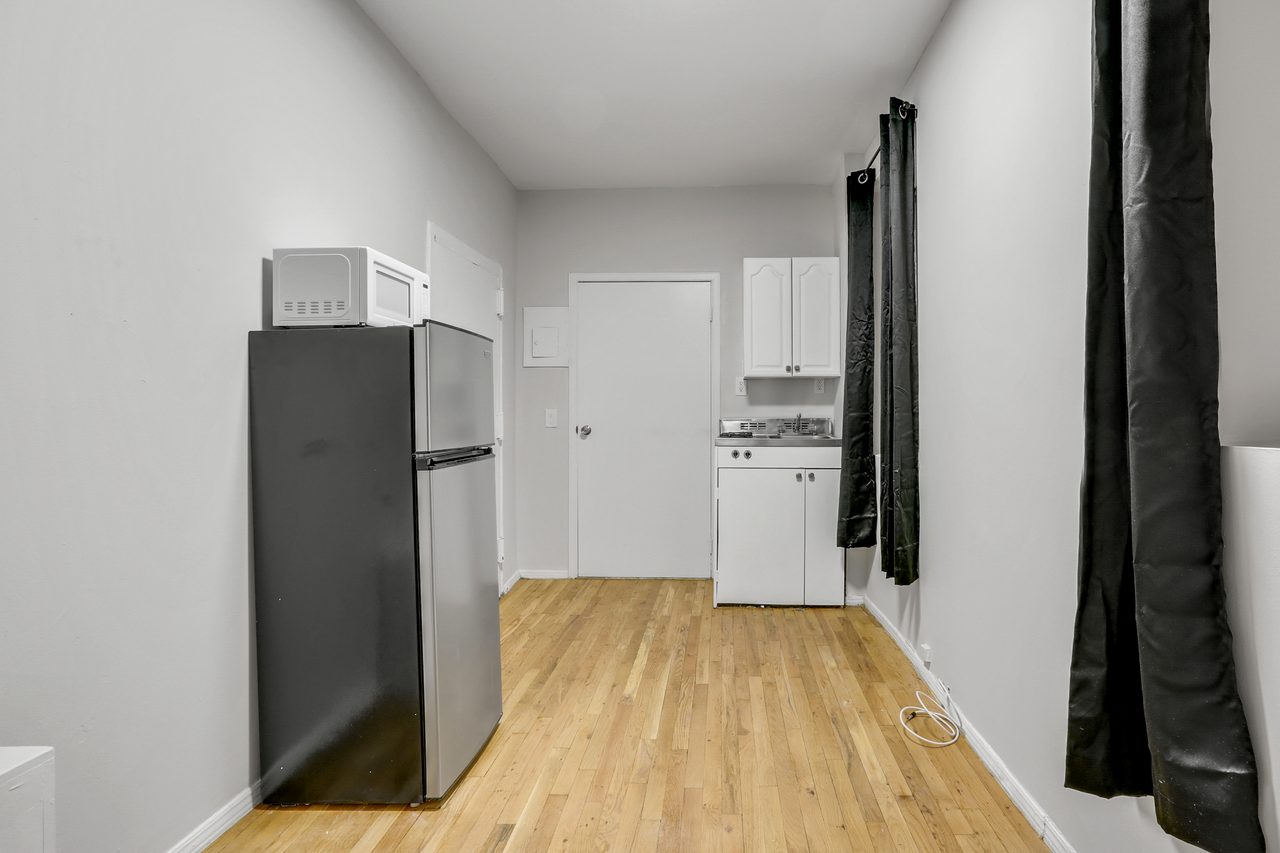 #906: Lincoln Square - Studio (Twin) - 9