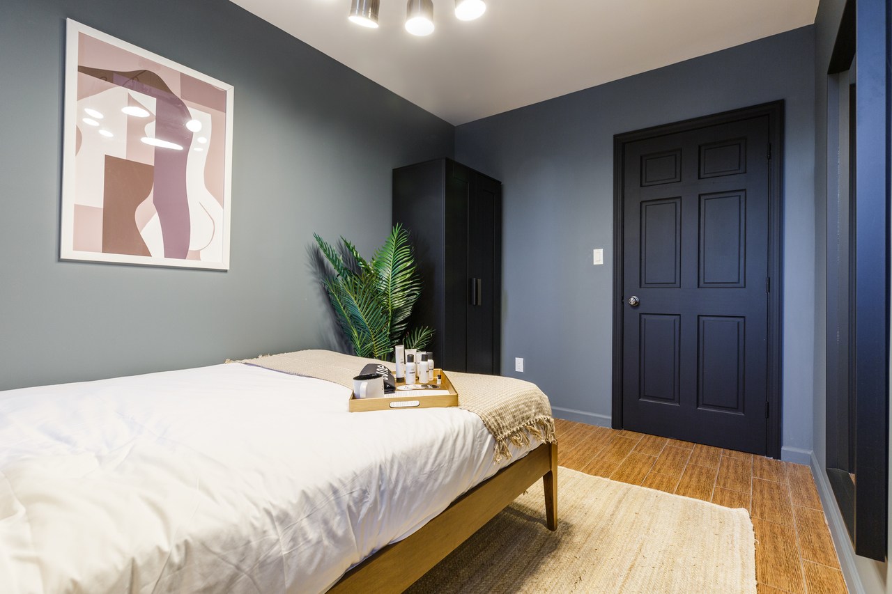  #267: Chinatown - Queen Bedroom B  -  #267: Chinatown  - Gallery -  8