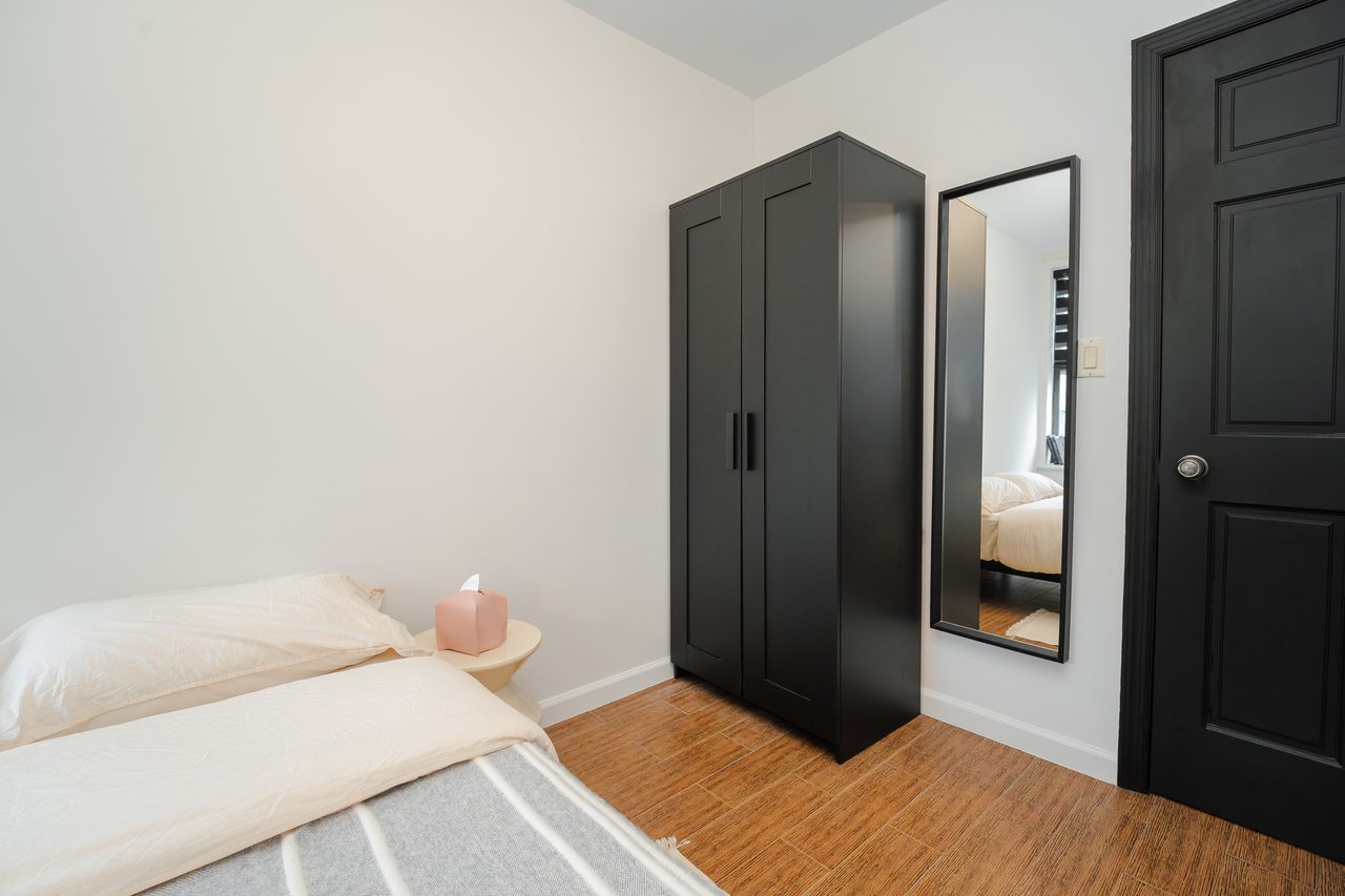 #269: Chinatown - Queen Bedroom B - 24