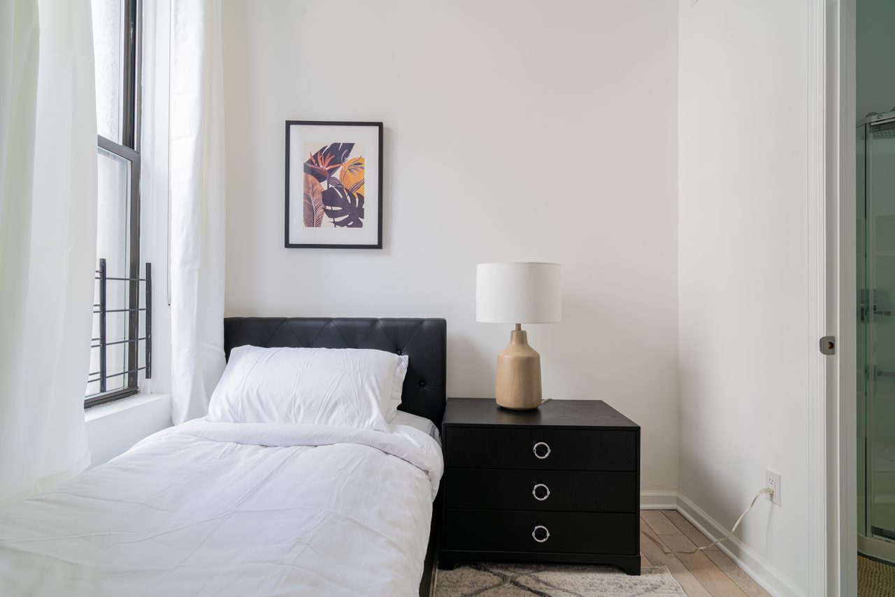  #1114: Midtown East - Twin Bedroom C/w Private Bathroom  -  #1114: Midtown East  - Gallery -  1