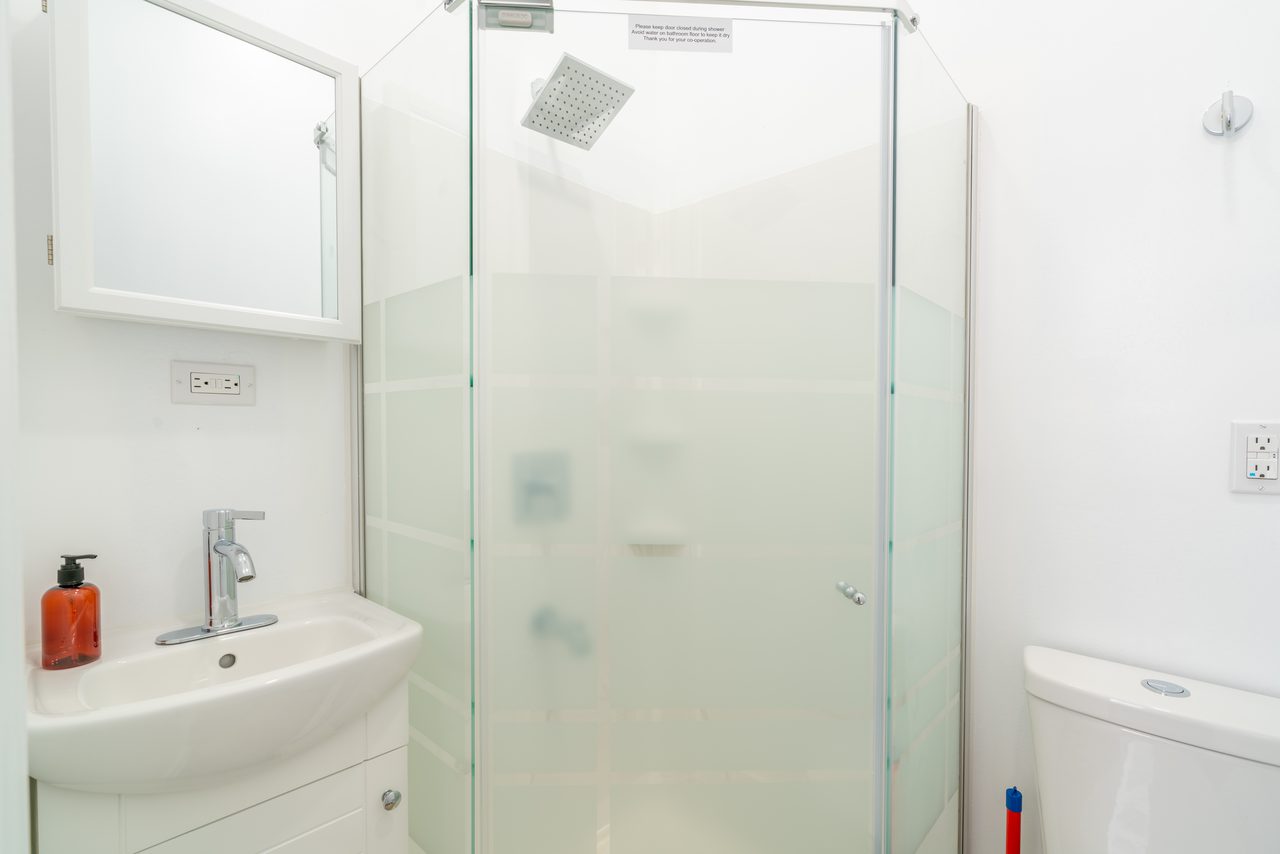 #1114: Midtown East - Twin Bedroom C/w Private Bathroom - #1114: Midtown East - Gallery - 6