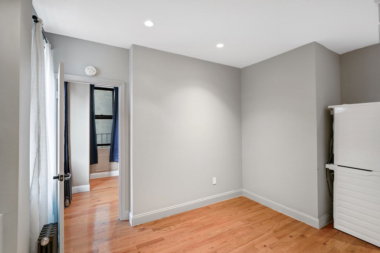  #555: East Village - 1 Bedroom (Queen)  -  #555: East Village  - Gallery -  2