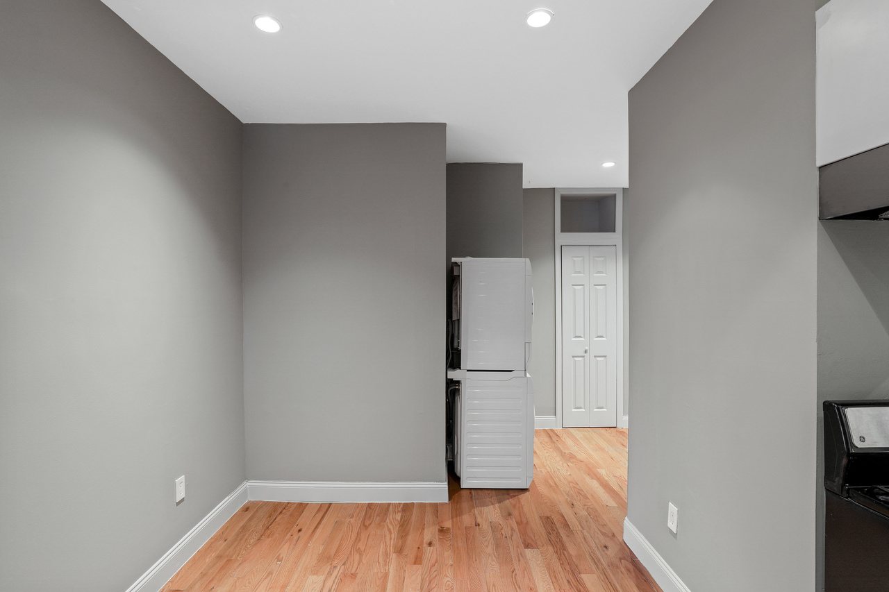  #555: East Village - 1 Bedroom (Queen)  -  #555: East Village  - Gallery -  3