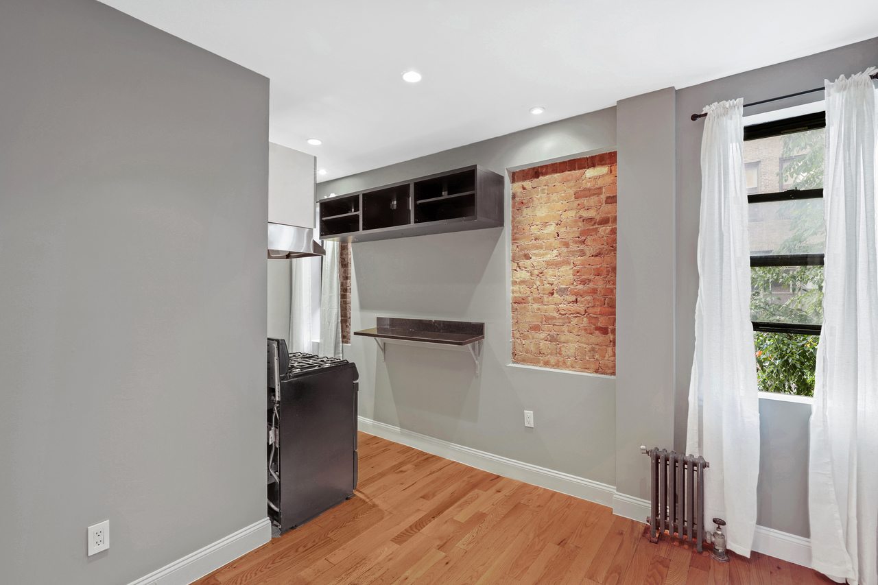  #555: East Village - 1 Bedroom (Queen)  -  #555: East Village  - Gallery -  4