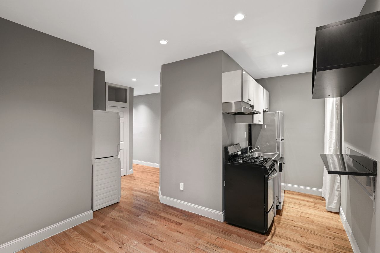 #555: East Village - 1 Bedroom (Queen) - 11