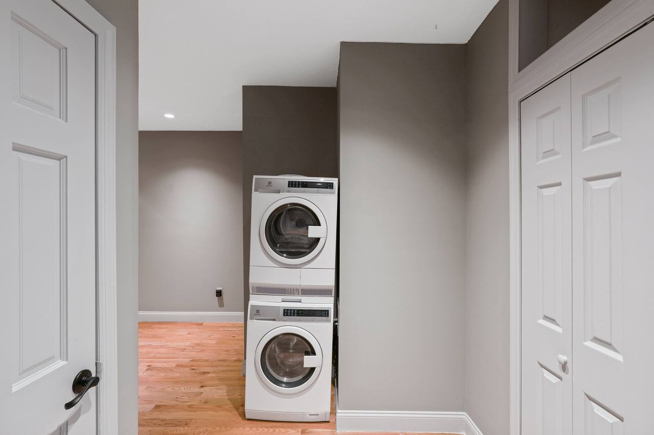 #555: East Village - 1 Bedroom (Queen) - 8