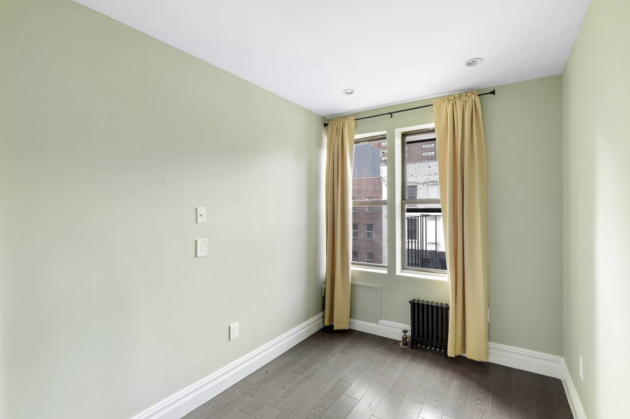 #557: East Village - Queen Bedroom A W/Private Bathroom - 9