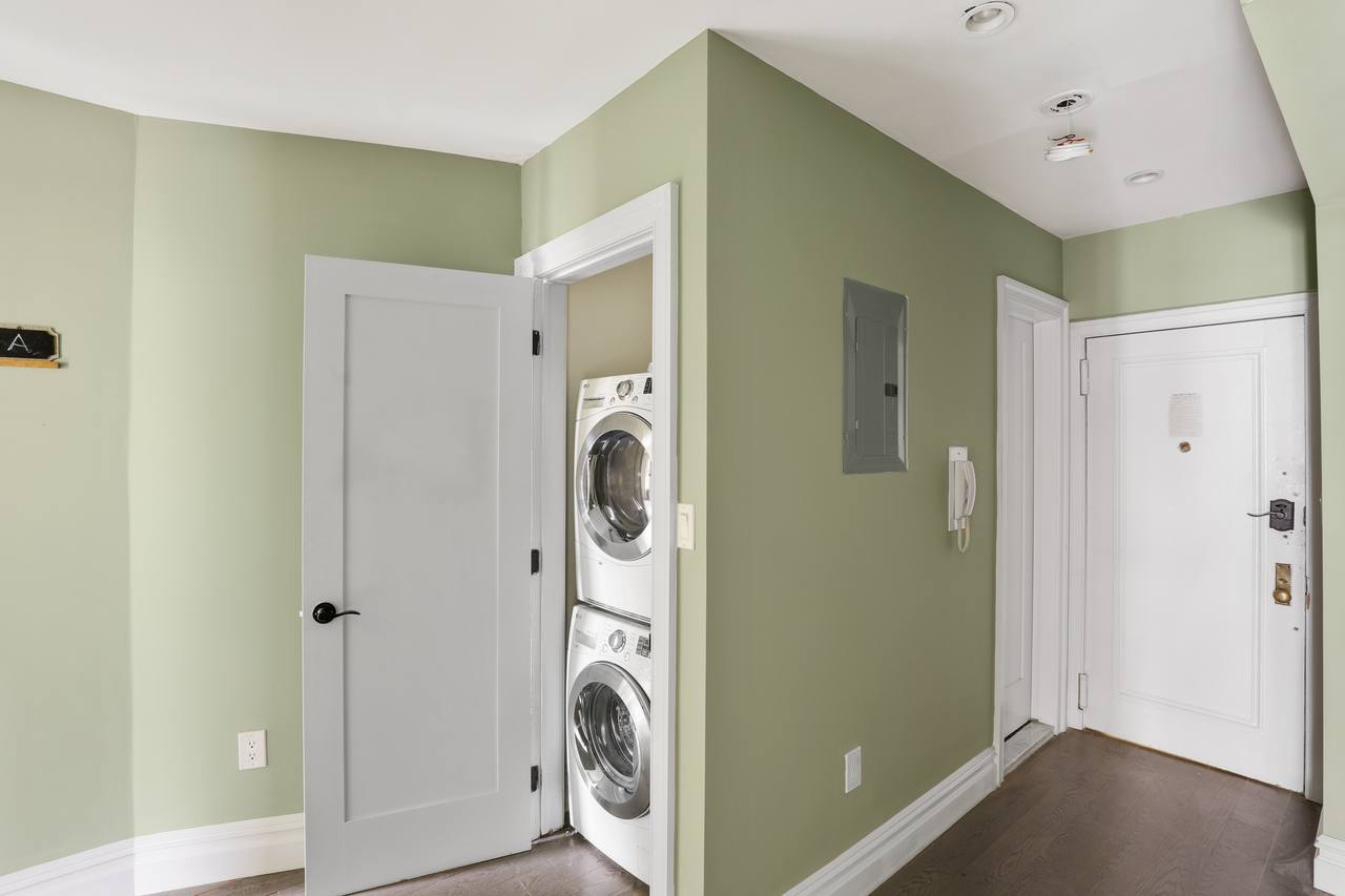 #557: East Village - Queen Bedroom A W/Private Bathroom - 2