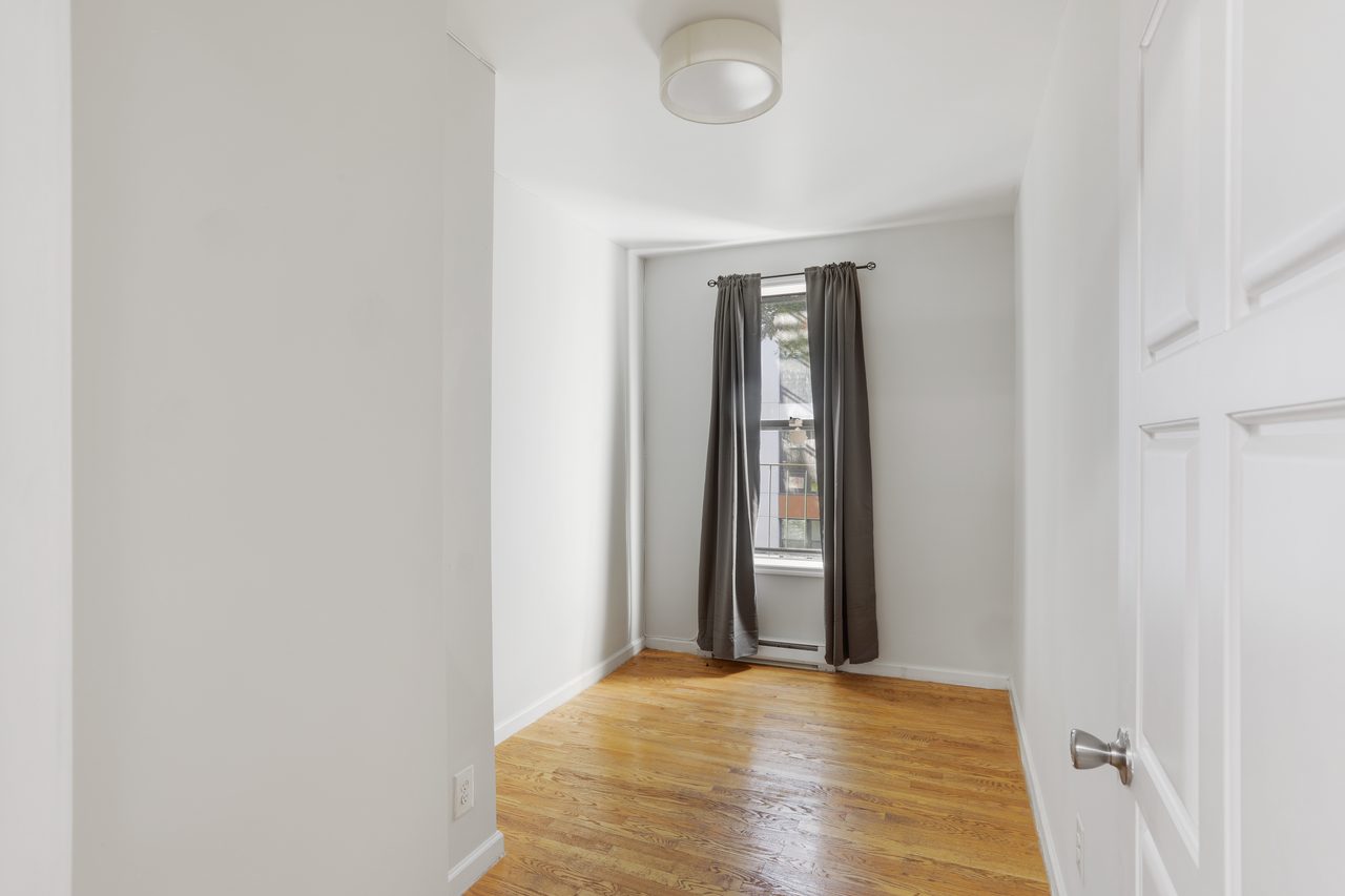 #754: Upper West Side - Queen Bedroom C - 3