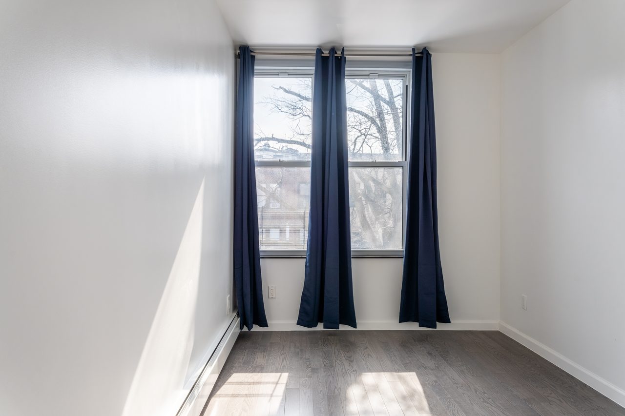  #979: Astoria - Queen Bedroom C  -  #979: Astoria  - Gallery -  17