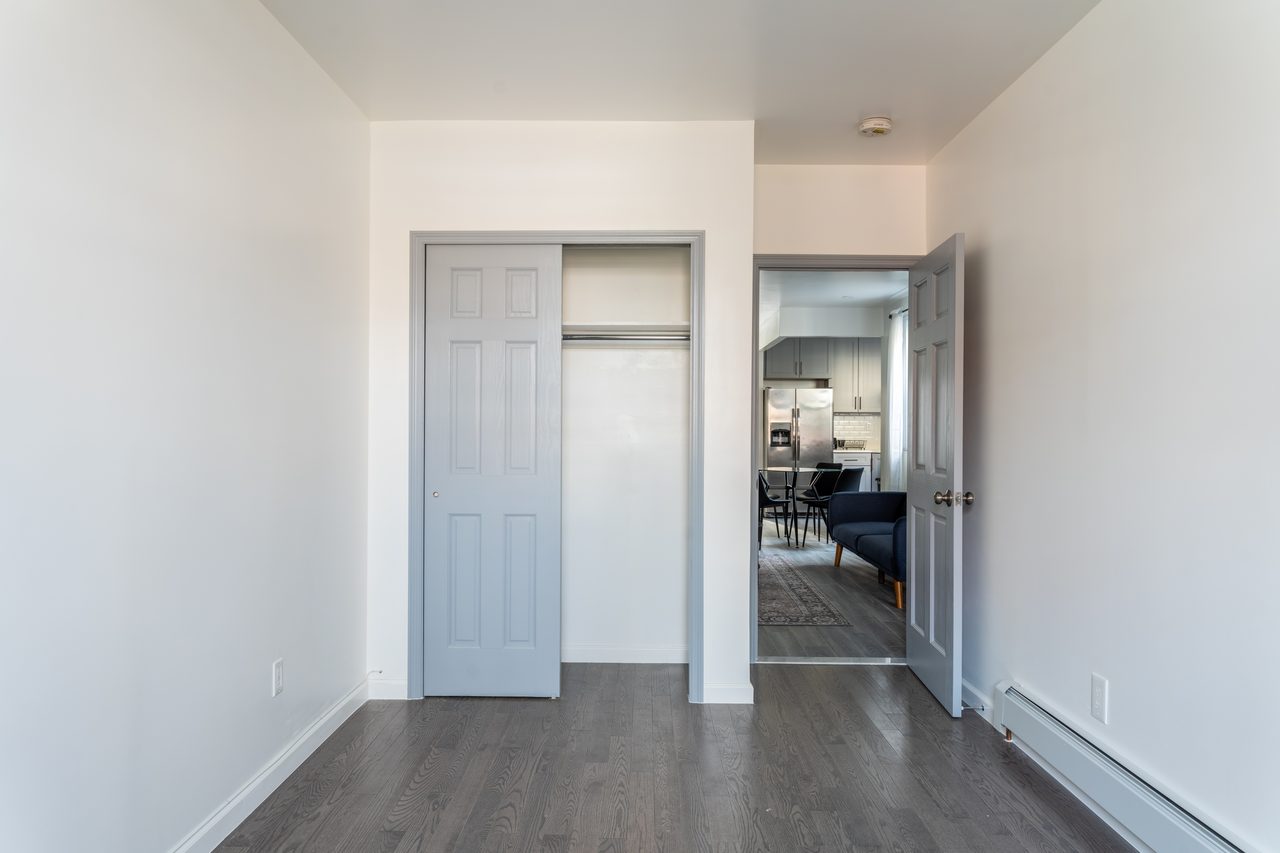  #979: Astoria - Queen Bedroom A  -  #979: Astoria  - Gallery -  16