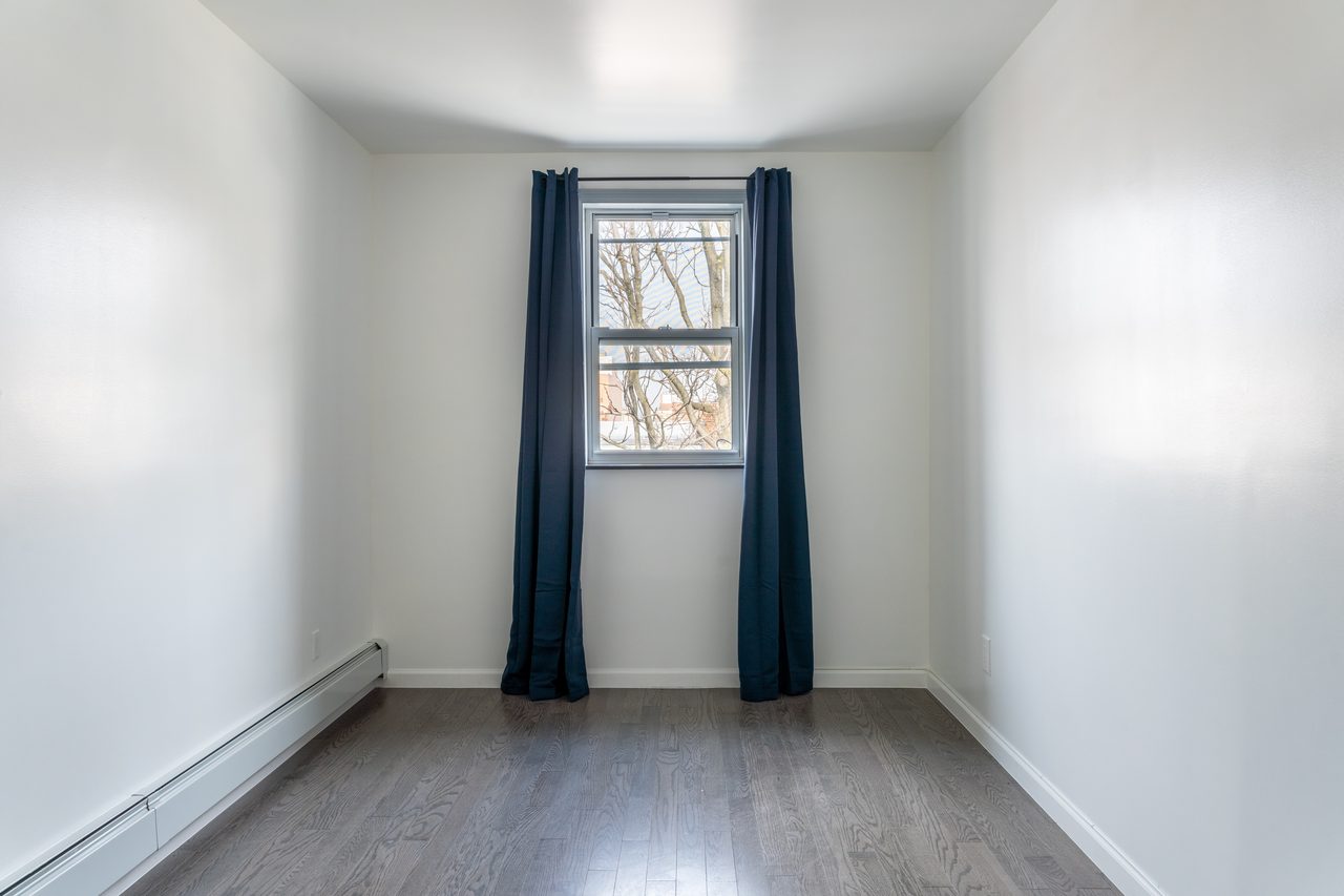 #979: Astoria - Queen Bedroom A - 17