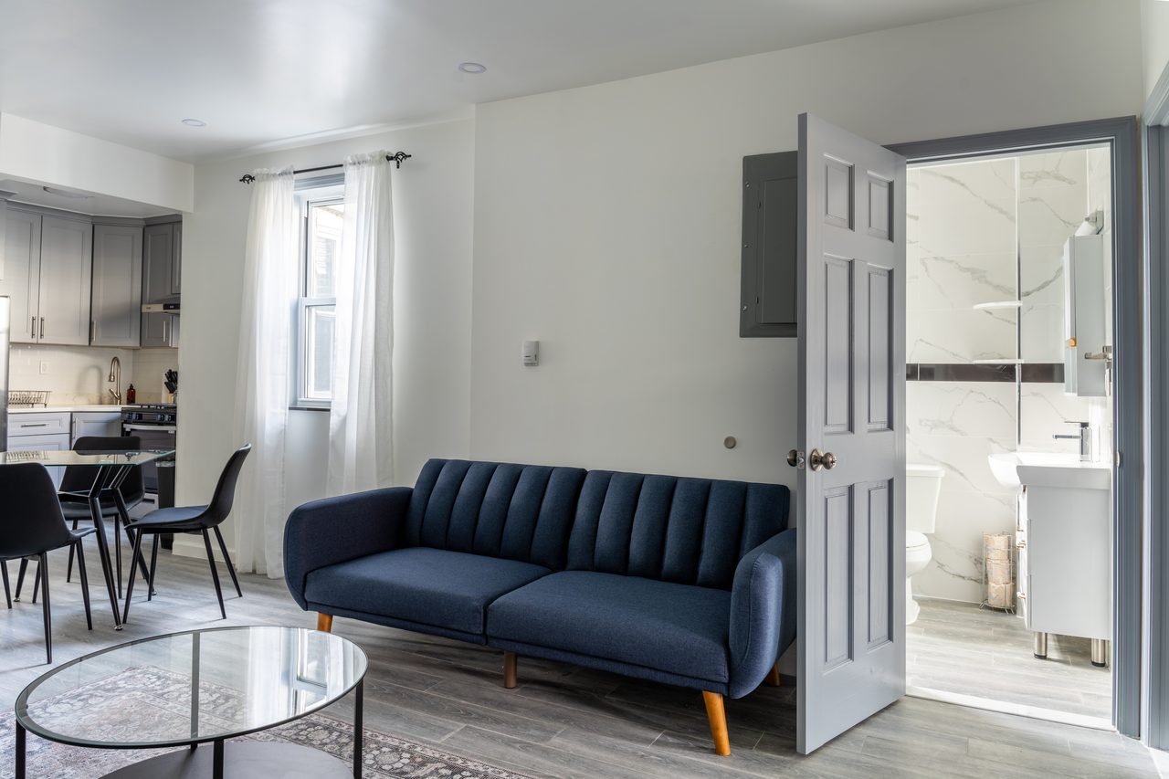 #979: Astoria - Queen Bedroom A - #979: Astoria - Gallery - 14