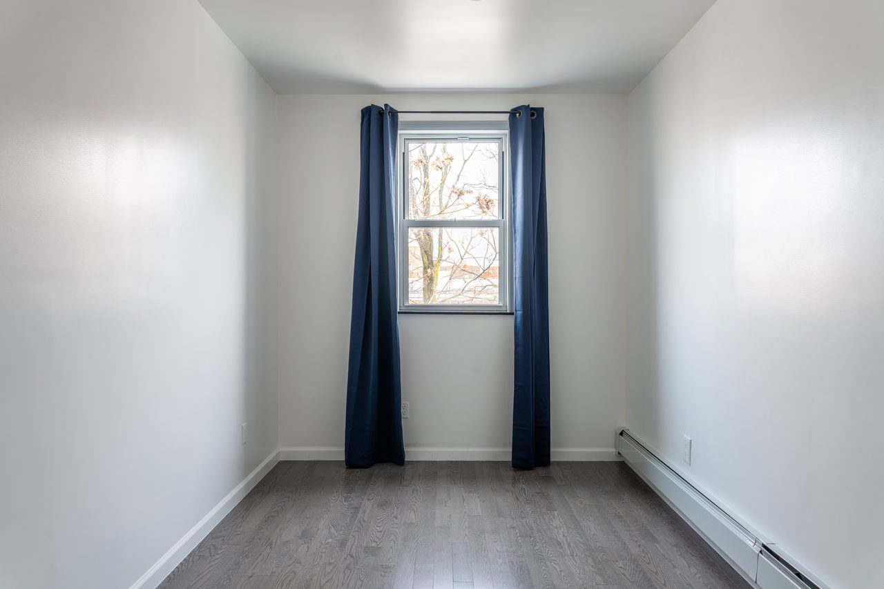  #979: Astoria - Queen Bedroom B  -  #979: Astoria  - Gallery -  17