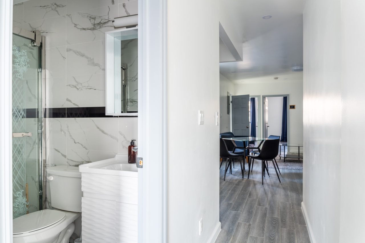  #979: Astoria - Queen Bedroom B  -  #979: Astoria  - Gallery -  6