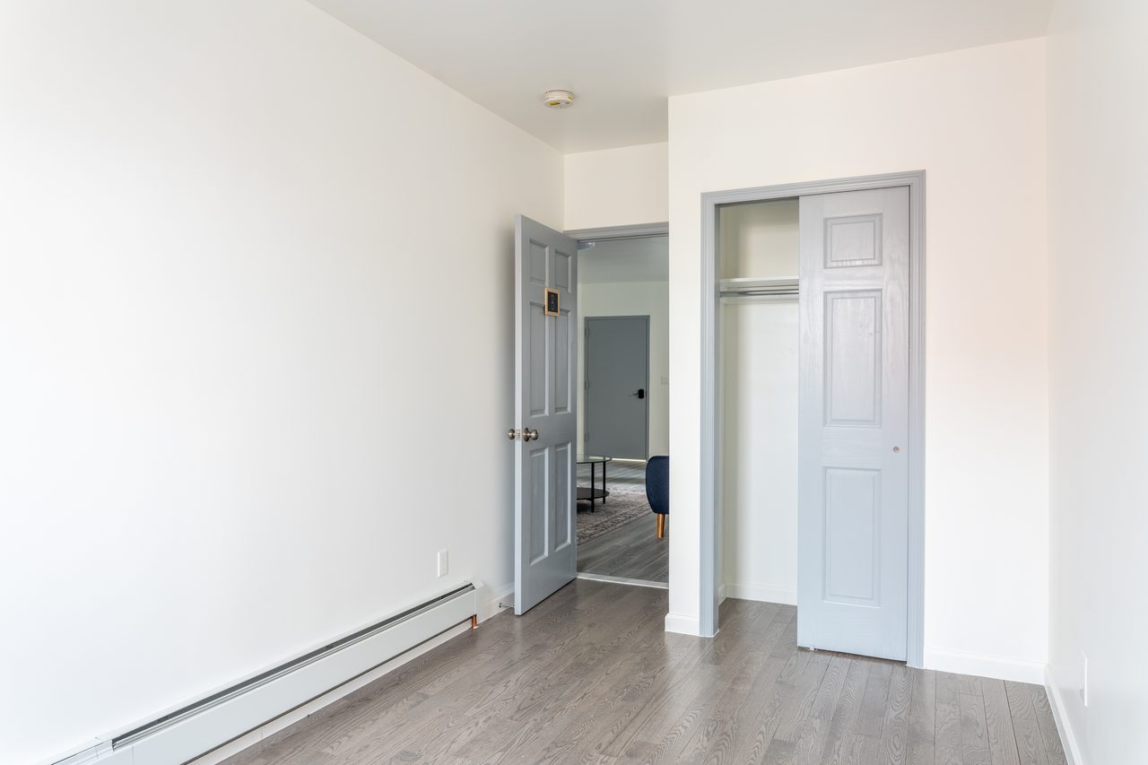 #979: Astoria - Queen Bedroom B - #979: Astoria - Gallery - 16