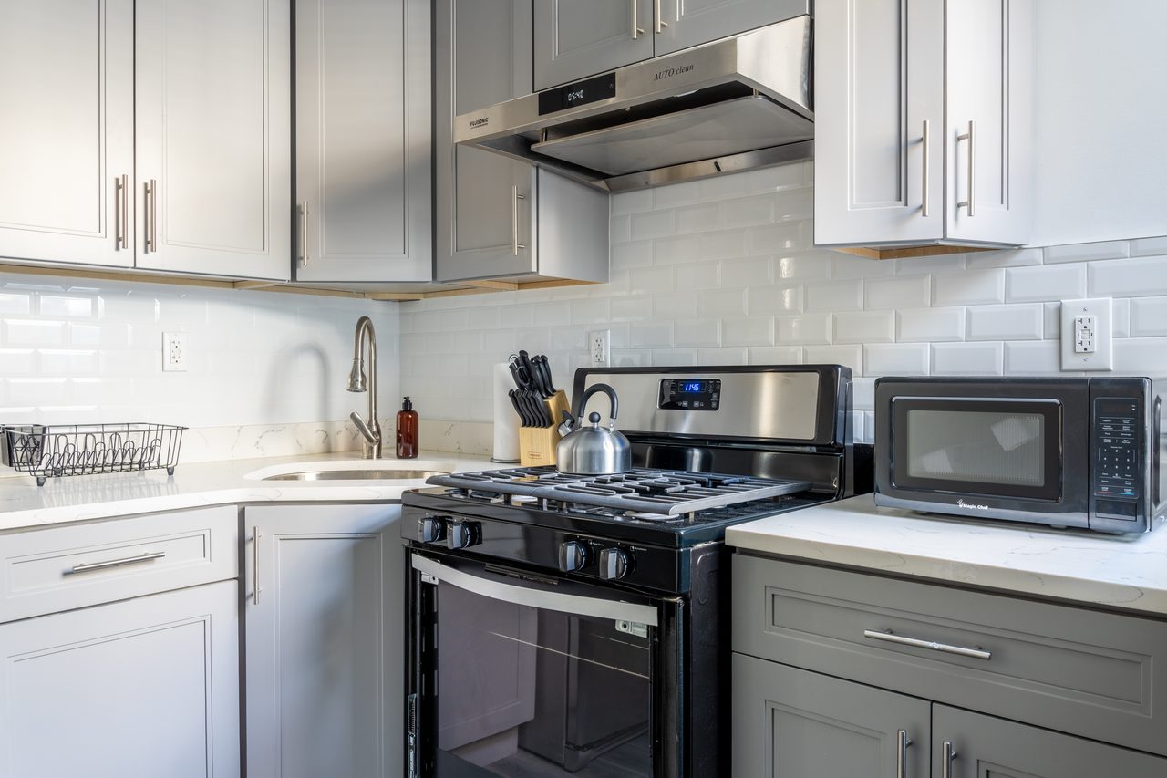  #979: Astoria - Queen Bedroom B  -  #979: Astoria  - Gallery -  9