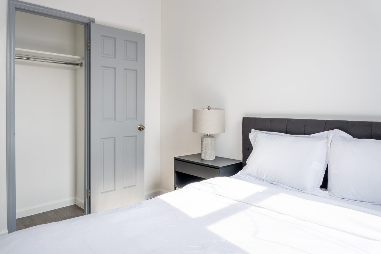 #979: Astoria - Full Bedroom D - #979: Astoria - Gallery - 17