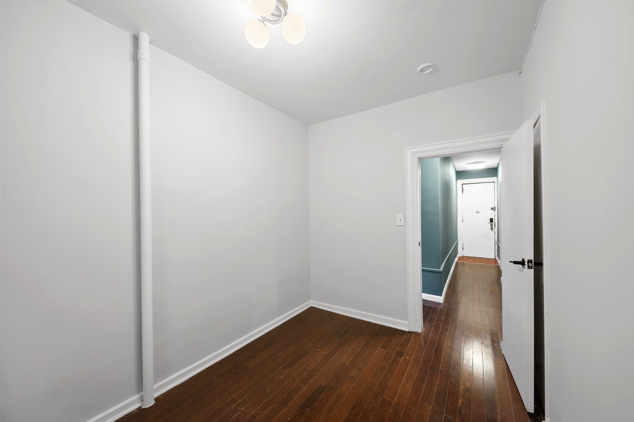  #594: Hamilton Heights - Queen Bedroom C  -  #594: Hamilton Heights  - Gallery -  8