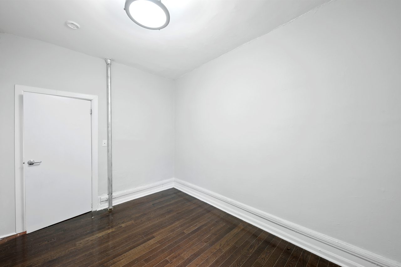 #594: Hamilton Heights - Queen Bedroom A - #594: Hamilton Heights - Gallery - 7