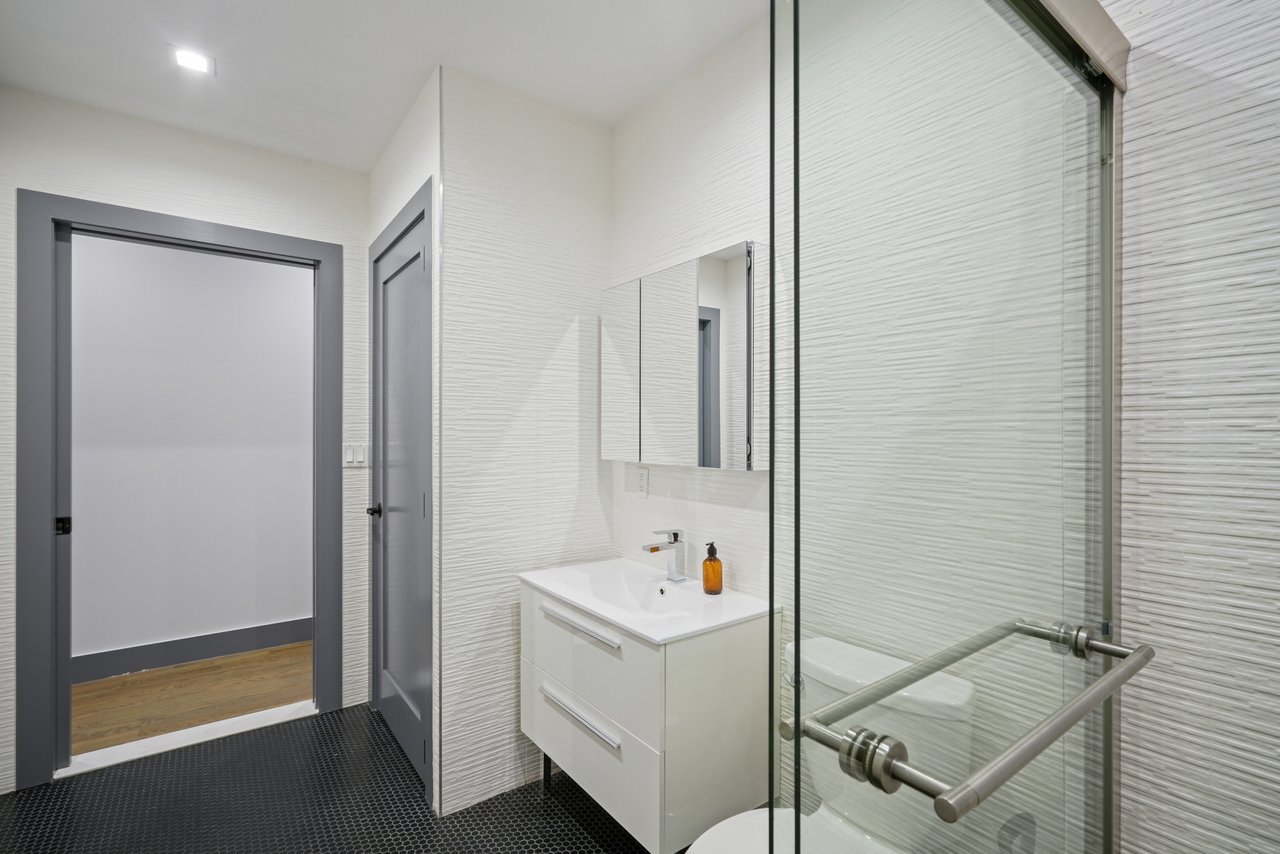 #525: West Harlem - Queen Bedroom 3D - #525: West Harlem - Gallery - 12
