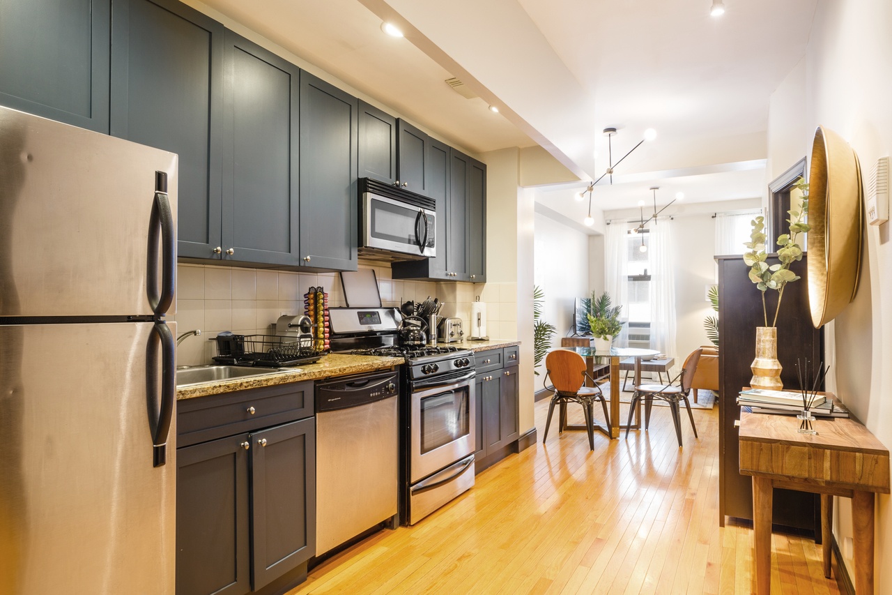 #144: Hell's Kitchen - Full Bedroom B - 5