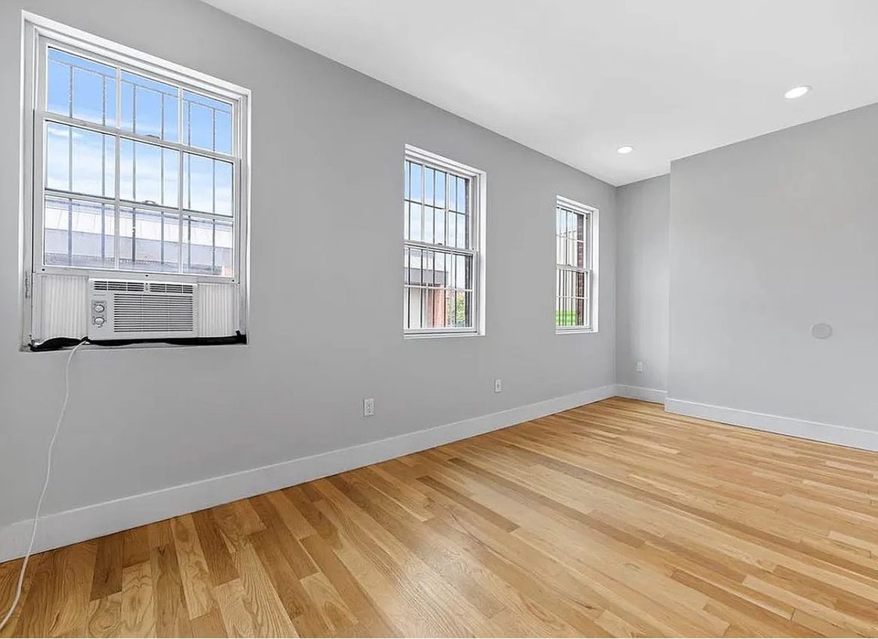 #1802: Clinton Hill - Queen Bedroom A - 1