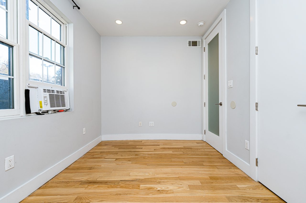 #1802: Clinton Hill - Queen Bedroom A - 9