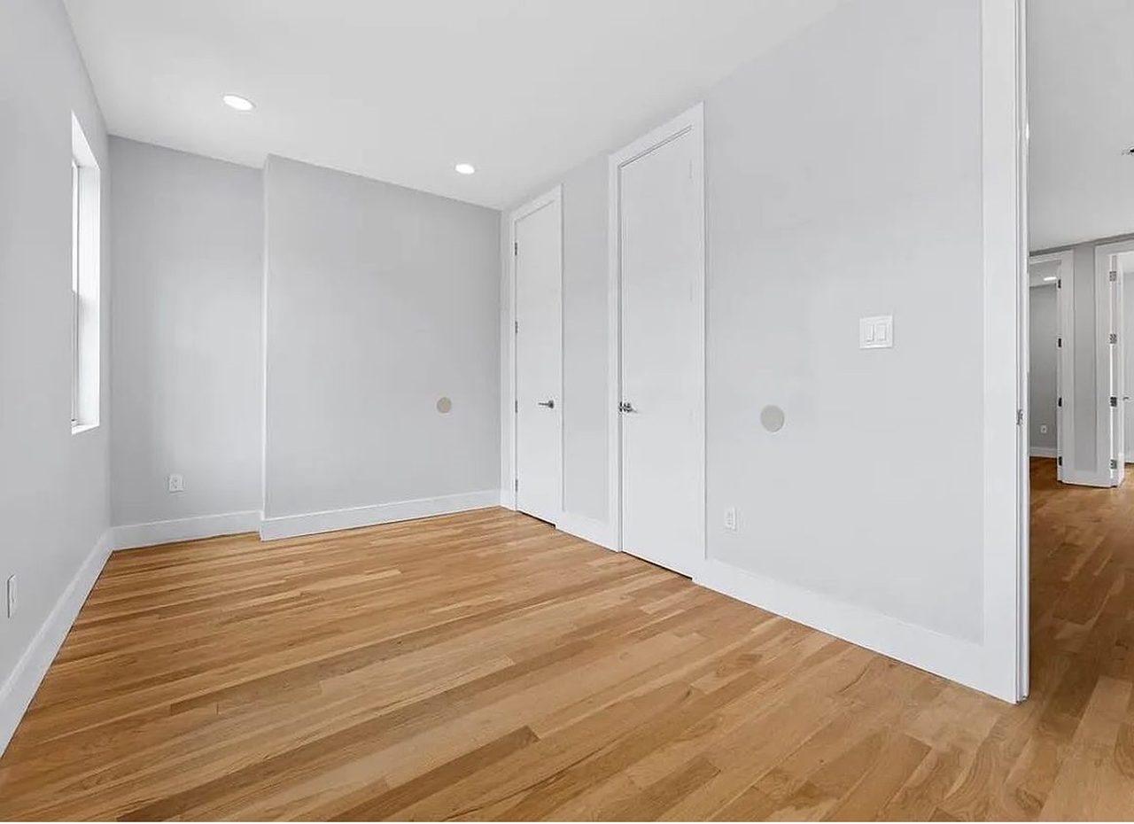 #1802: Clinton Hill - Queen Bedroom A - 10
