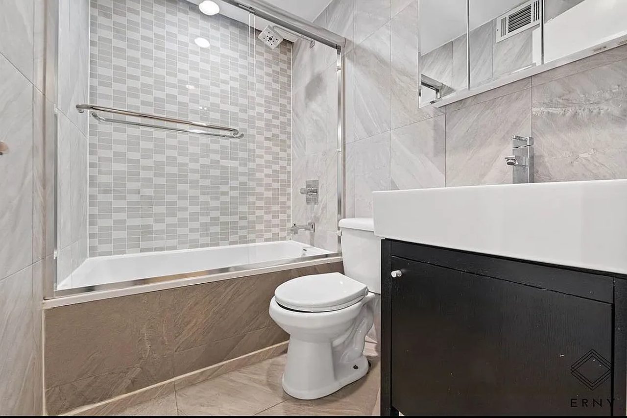 #1802: Clinton Hill - Queen Bedroom A - 5